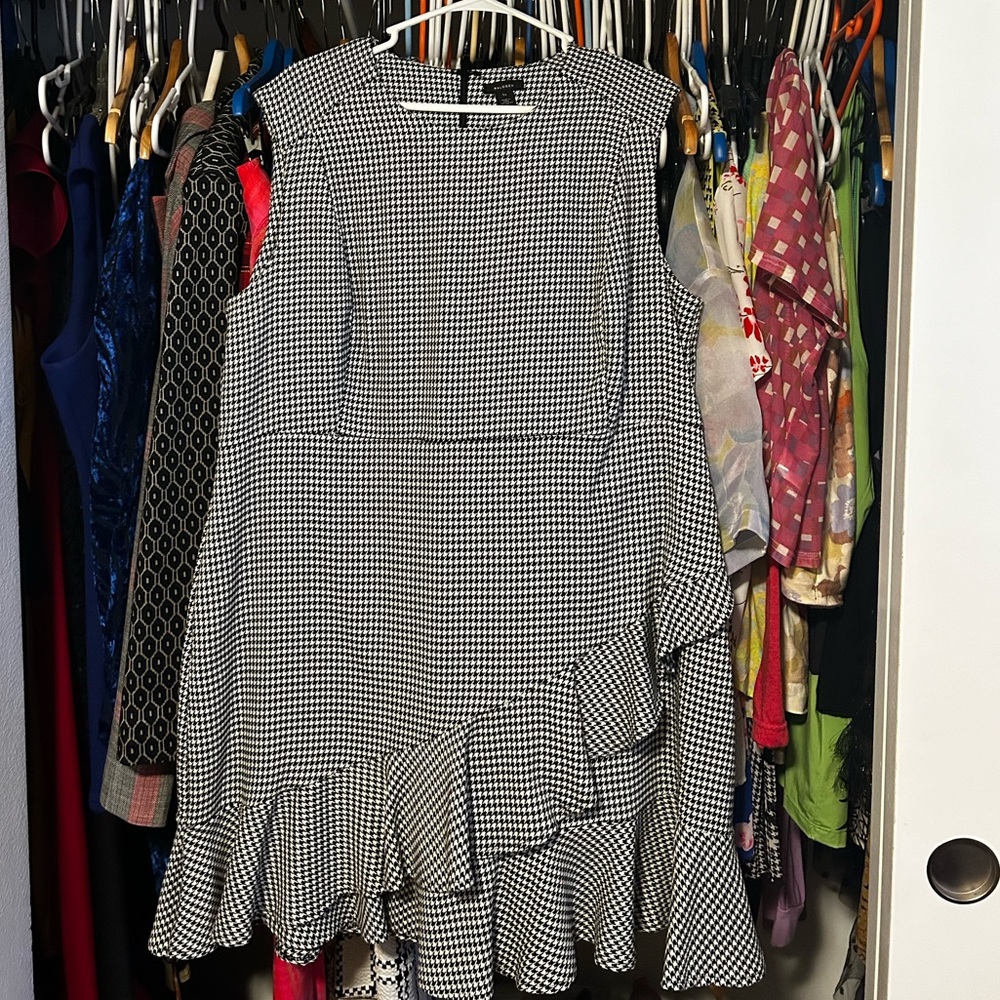 Halogen houndstooth ruffle hem dress 2023